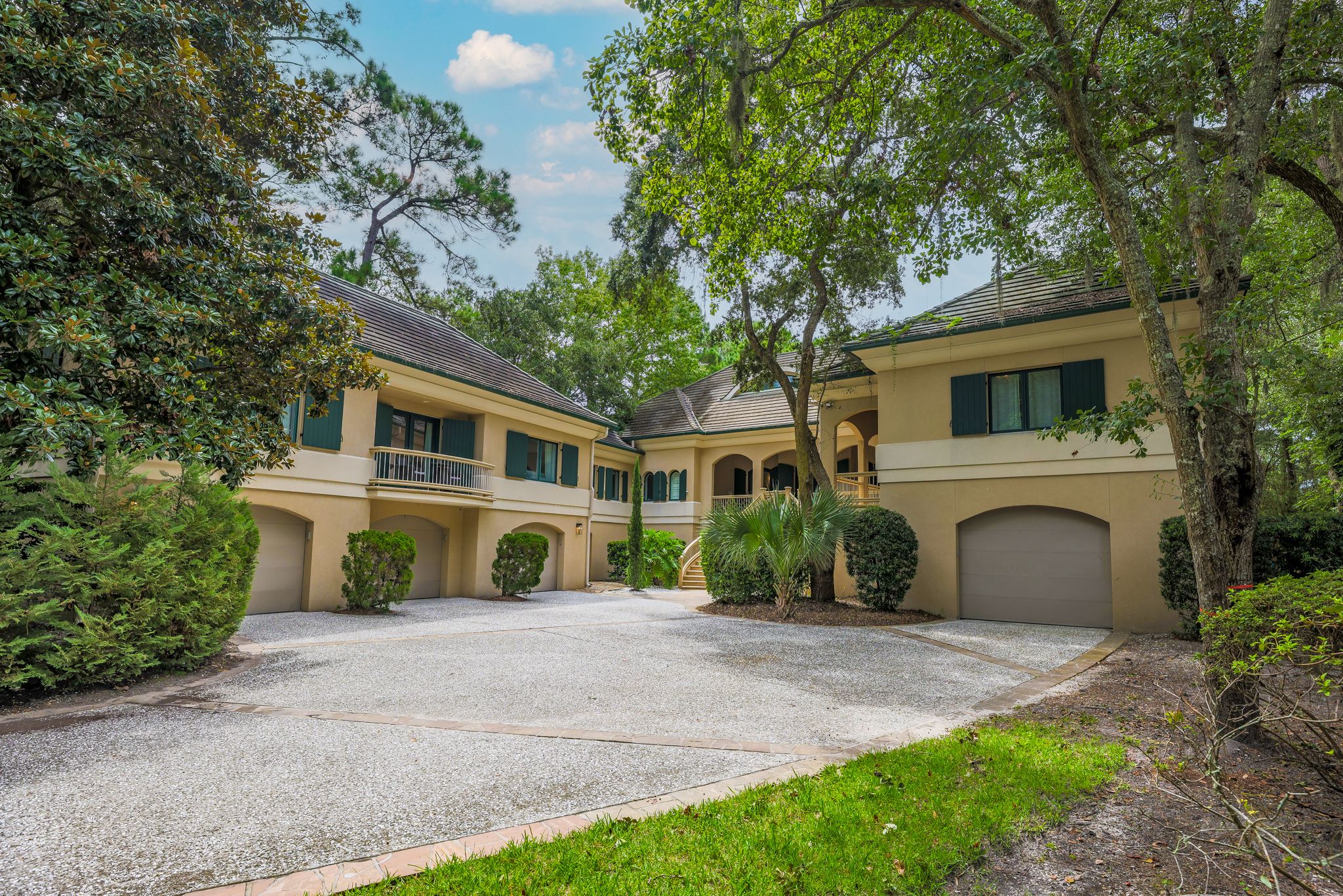 Front drive and courtyard entrance of the 25 Starboard Tack estate in Palmetto Dunes, Hilton Head Island